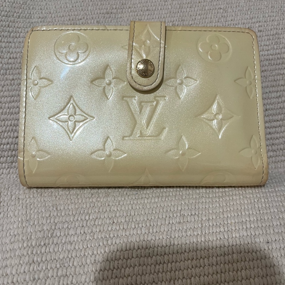 Louis Vuitton Cream Vernis Monogram Kisslock Wallet